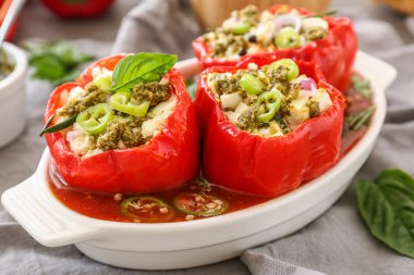 Doldurulmuş biberli bir tabak.