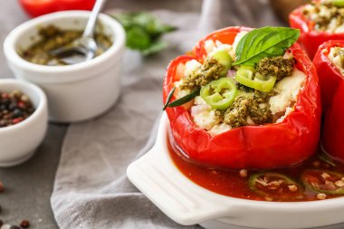 Doldurulmuş biberli bir tabak, yakın plan.