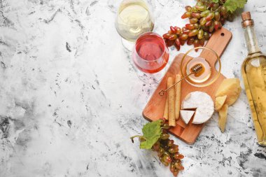 Lezzetli şarap, üzüm ve peynirli kompozisyon.