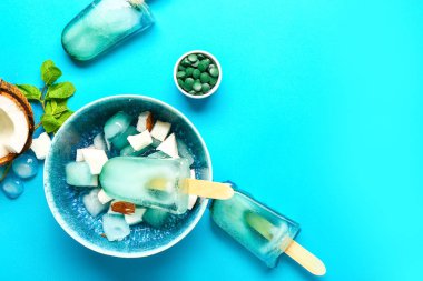 Renkli arkaplanda lezzetli spirulina dondurmalı kompozisyon