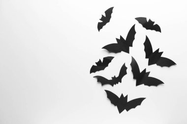 Kağıt yarasalar beyaz arka planda Cadılar Bayramı dekoru olarak