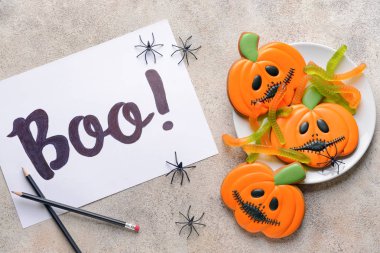 Gri arkaplanda Cadılar Bayramı kurabiyeleri olan kompozisyon