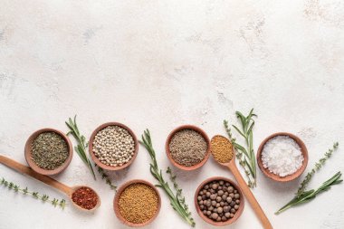 Beyaz arka planda farklı kuru otlar ve baharatlar
