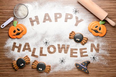 Ahşap arka planda yaratıcı Cadılar Bayramı kurabiyeleri olan kompozisyon