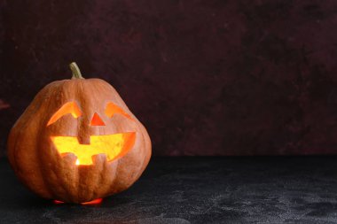 Karanlık arka planda Cadılar Bayramı balkabağı