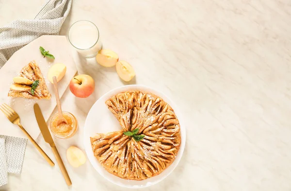 Composition with sweet apple pie on table — Stock Photo, Image