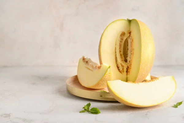 Plate with tasty melon on grey background — Stock Photo, Image