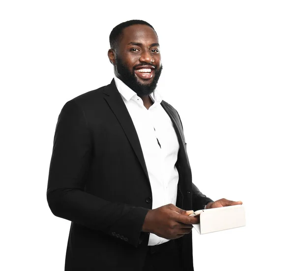 Hombre de negocios afroamericano guapo con teléfono móvil sobre fondo blanco — Foto de Stock