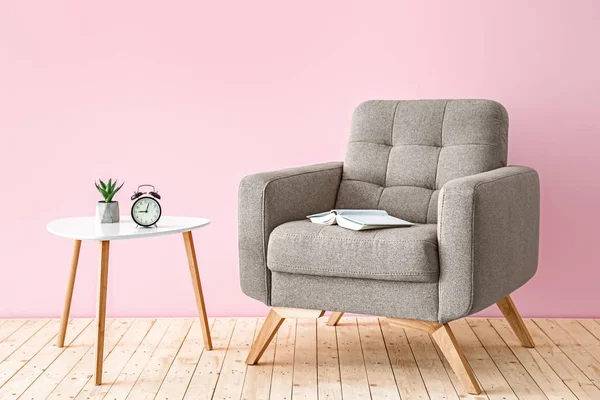 Comfortabele fauteuil en tafel in de buurt van kleur muur — Stockfoto
