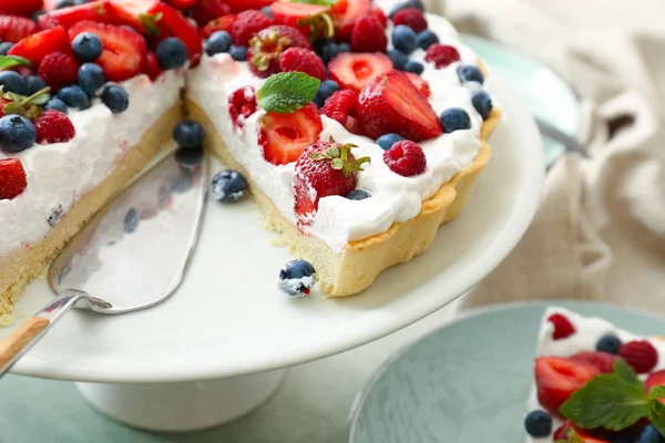 Fique com torta de baga saborosa na mesa, close-up — Fotografia de Stock