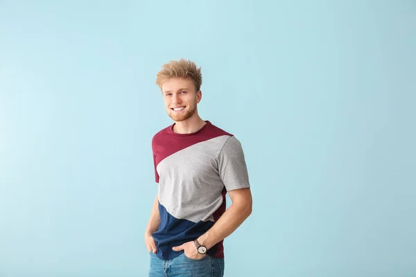 Retrato de jovem no fundo de cor — Fotografia de Stock