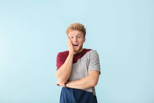 Porträt eines aufgeregten Mannes auf farbigem Hintergrund — Stockfoto