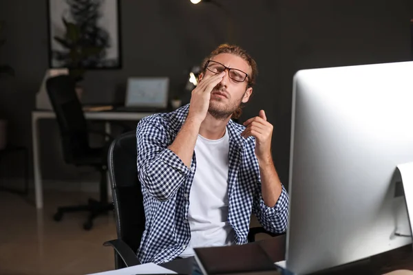 Hombre cansado tratando de cumplir plazo en la oficina —  Fotos de Stock