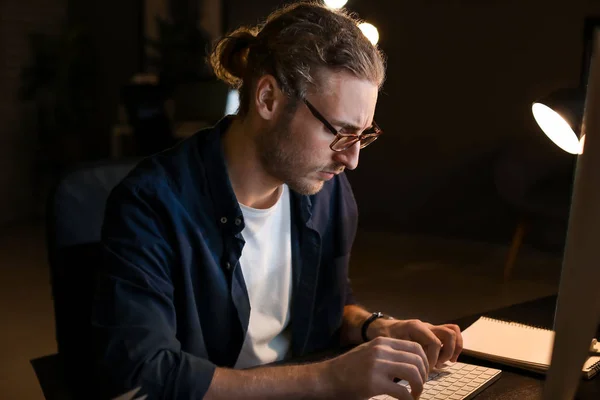 Man trying to meet deadline in office late in evening — Stock Photo, Image