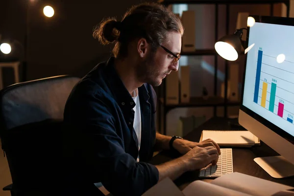 Man trying to meet deadline in office late in evening — Stock Photo, Image