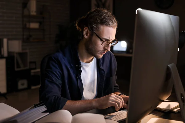 Man trying to meet deadline in office late in evening — Stock Photo, Image