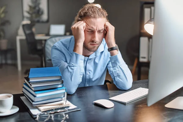 Homme fatigué essayant de respecter la date limite au bureau — Photo