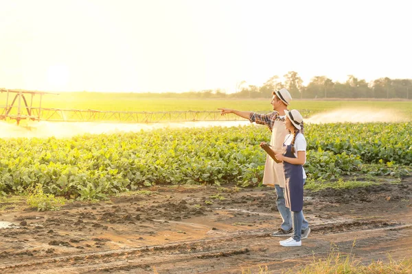 Jovens agricultores que trabalham no terreno — Fotografia de Stock