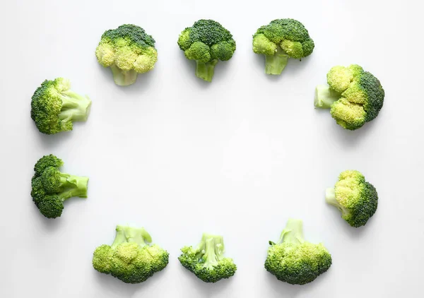 Telaio fatto di cavolo broccolo fresco su sfondo bianco — Foto Stock