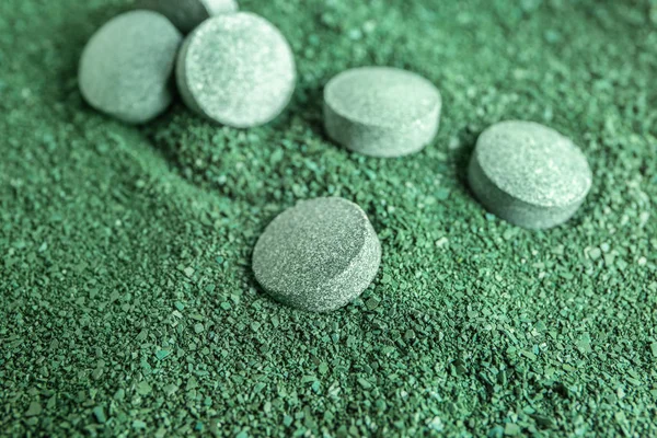 Espirulina píldoras en polvo, primer plano — Foto de Stock