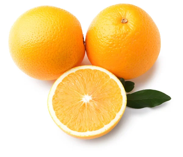Rijp sinaasappels op witte achtergrond — Stockfoto