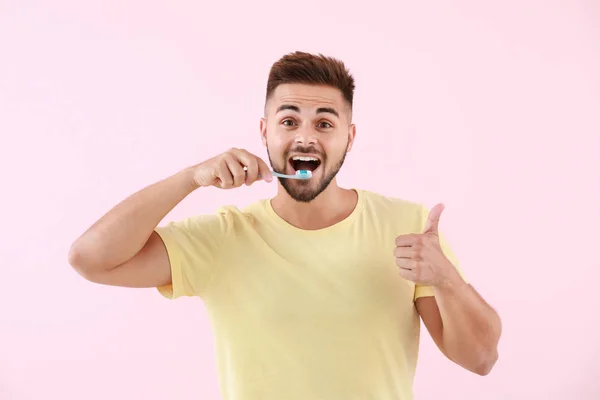 Πορτρέτο του ανθρώπου βούρτσισμα δοντιών στο φόντο χρώμα — Φωτογραφία Αρχείου