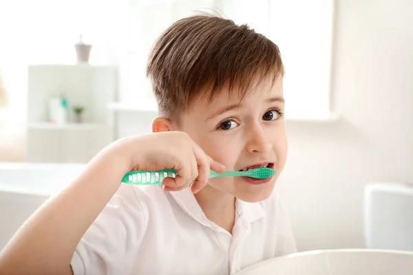 Niño pequeño cepillándose los dientes en el baño — Foto de Stock