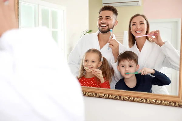 Familie beim Zähneputzen im Badezimmer — Stockfoto