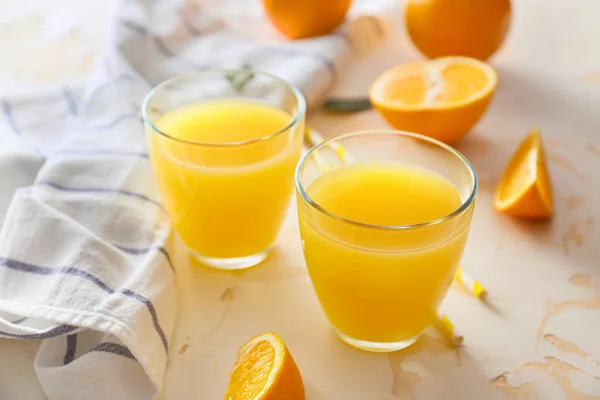 Ποτήρια φρέσκου χυμού πορτοκαλιού στο τραπέζι — Φωτογραφία Αρχείου