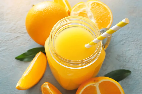 Pot Mason de jus d'orange frais sur la table — Photo