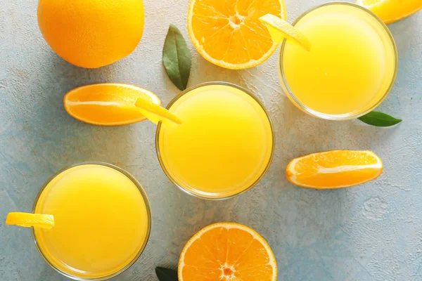 Glasögon av färsk apelsinjuice på bordet — Stockfoto