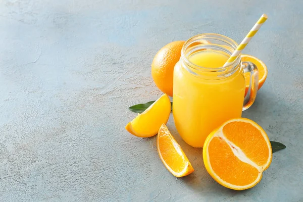Mason βάζο με φρέσκο χυμό πορτοκάλι στο τραπέζι — Φωτογραφία Αρχείου
