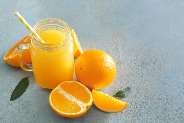 Mason jar of fresh orange juice on table — Stock Photo, Image