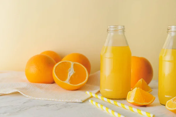 Botellas de jugo de naranja fresco en la mesa — Foto de Stock