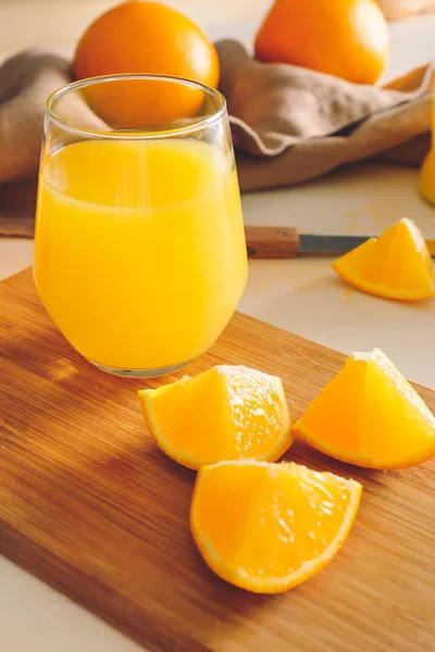 Verre de jus d'orange frais sur la table — Photo