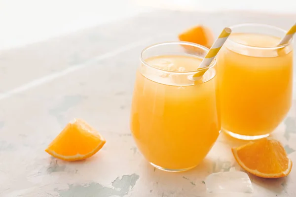 Vasos de jugo de naranja fresco en la mesa — Foto de Stock