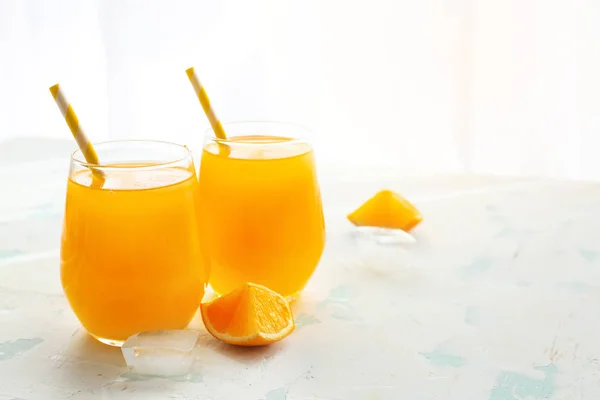 テーブルの上に新鮮なオレンジジュースのグラス — ストック写真