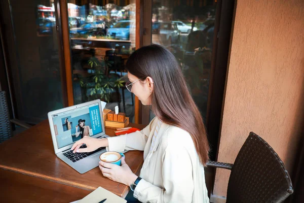 Female fashion blogger with laptop in cafe — Stock Photo, Image