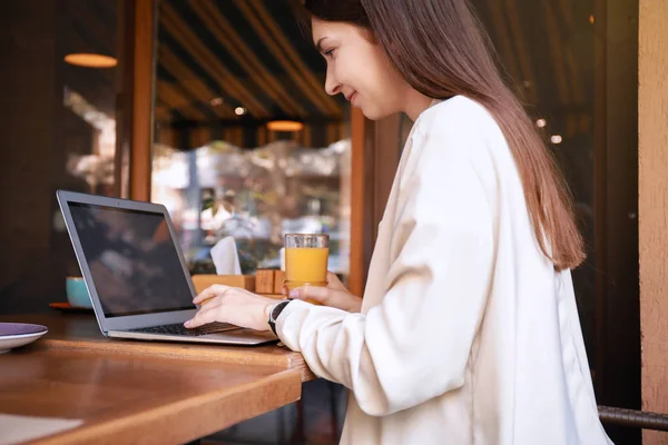 Young woman with laptop in cafe — Stock Photo, Image