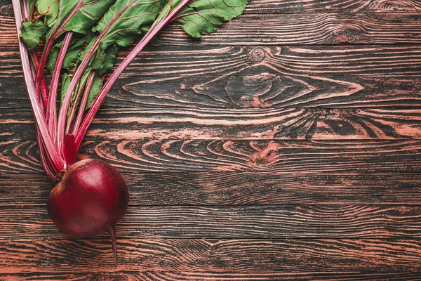 木制背景的新鲜甜菜 — 图库照片