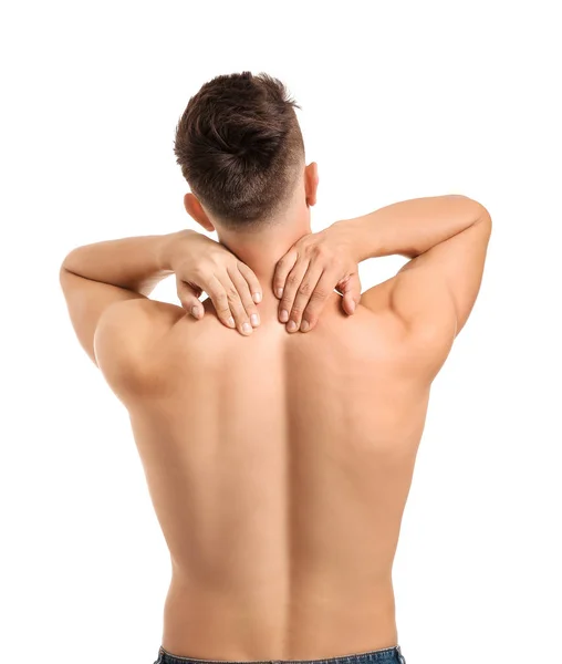 Mladý muž trpí bolesti krku na bílém pozadí — Stock fotografie