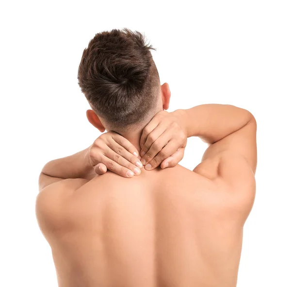 Giovane uomo che soffre di dolore al collo su sfondo bianco — Foto Stock