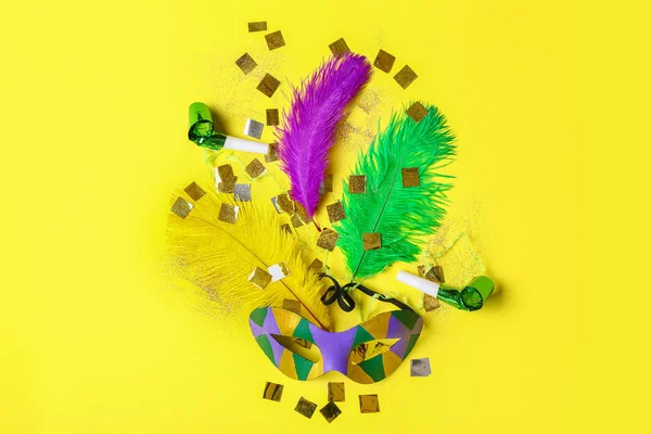 Maska karnawałowa i wystrój na tle koloru. Obchody Mardi Gras (gruby wtorek) — Zdjęcie stockowe