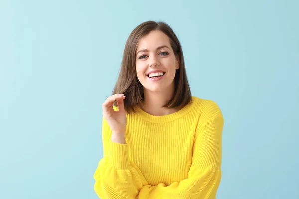 Portrait of beautiful young woman on color background — Stock Photo, Image