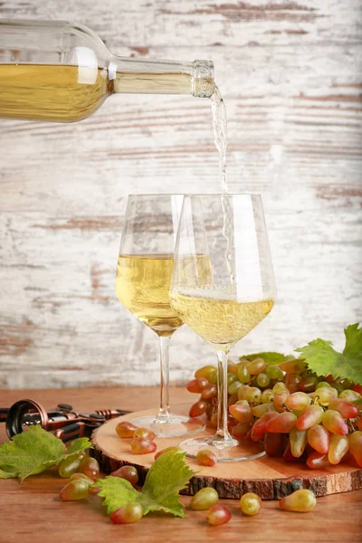 Versando del vino saporito in occhiali su tavolo — Foto Stock
