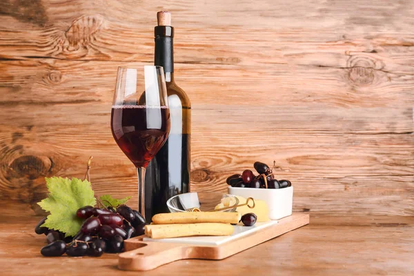 Composition with tasty wine and grapes on table — Stock Photo, Image