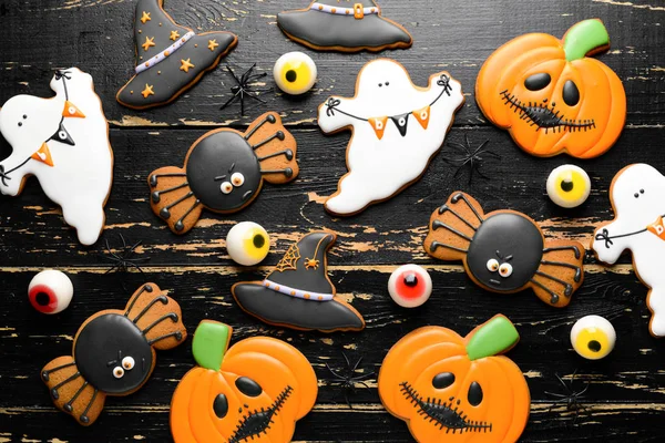 Δημιουργικά cookies για τον εορτασμό του Halloween σε σκούρο ξύλινο φόντο — Φωτογραφία Αρχείου