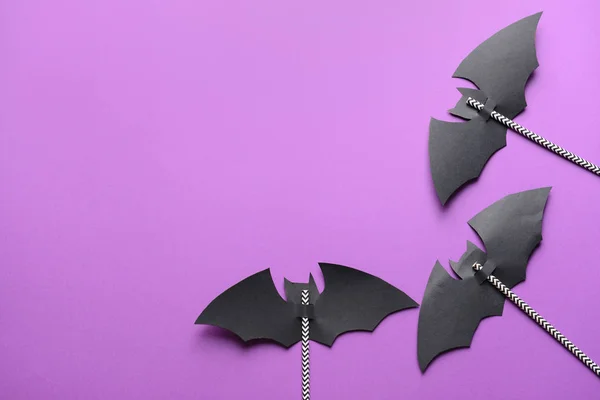 Straws with paper bats as decor for Halloween party on color background — Stock Photo, Image