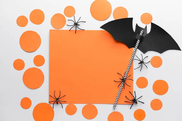Prázdné karty a papírové dekorace pro Halloween party na bílém pozadí — Stock fotografie