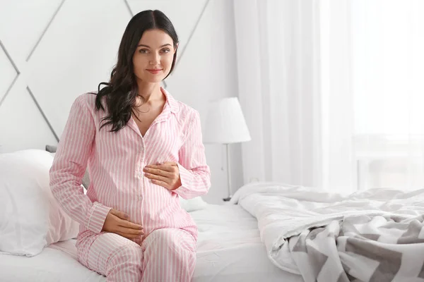 寝室で美しい若い妊婦 — ストック写真